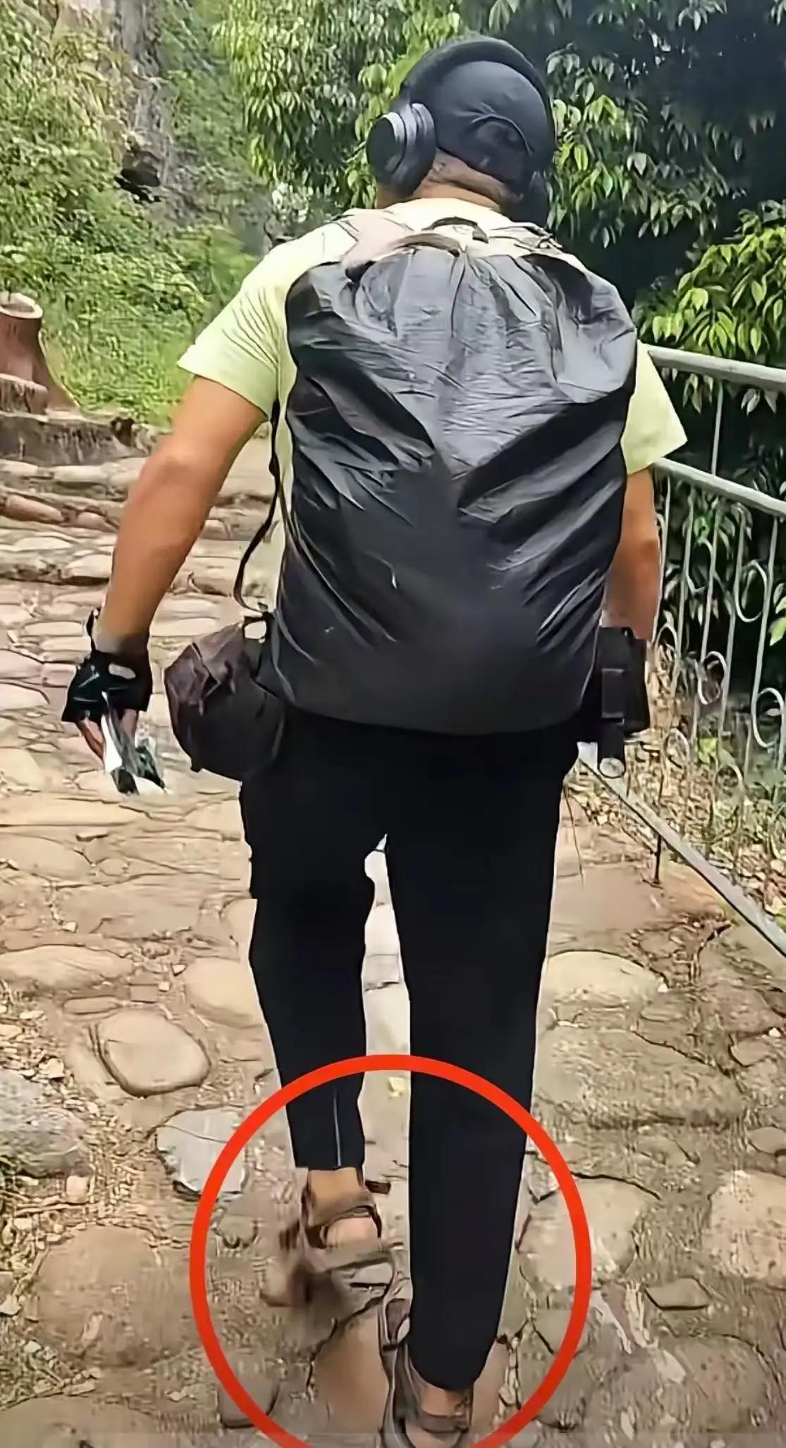 广西河池深山惊现“凉鞋徒步客”鬼祟拍摄电视塔，硬核博主尾随十分钟果断报警引爆全网