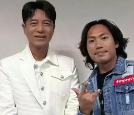 三万人已经入场，压轴歌手还在太原。飞机因冰雹被迫备降，李克勤当晚12点半才能