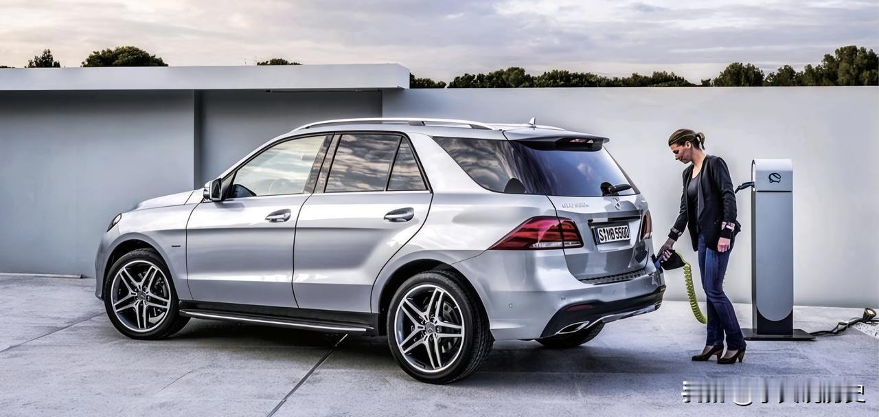 奔驰GLE级插电式混动版车型百公里综合油耗：4.7L正所谓英雄所见略同，姗姗