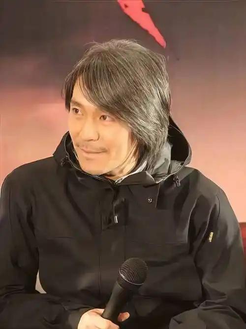 周星驰的悲剧，不是没人爱他，而是他亲手把所有人都推开了。你看冯小刚，当年在《功