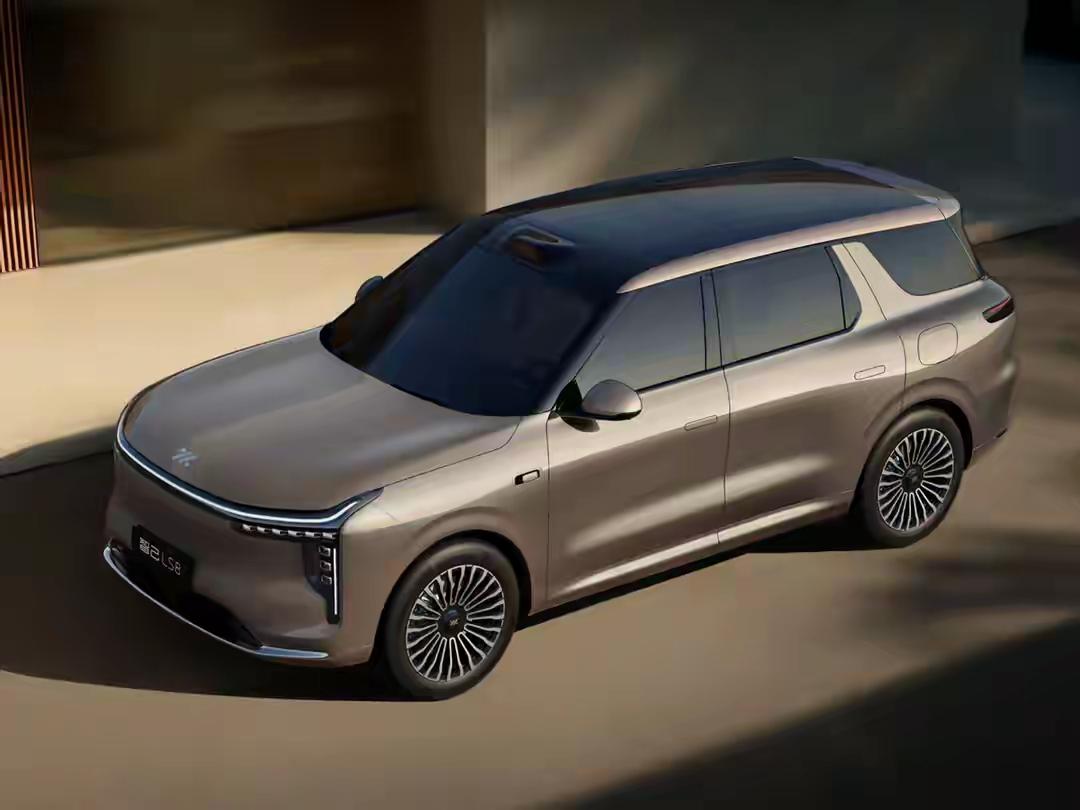 智己LS8亮相啦，这波操作真是让人眼前一亮。智己这两年动作超快，在增程领域和