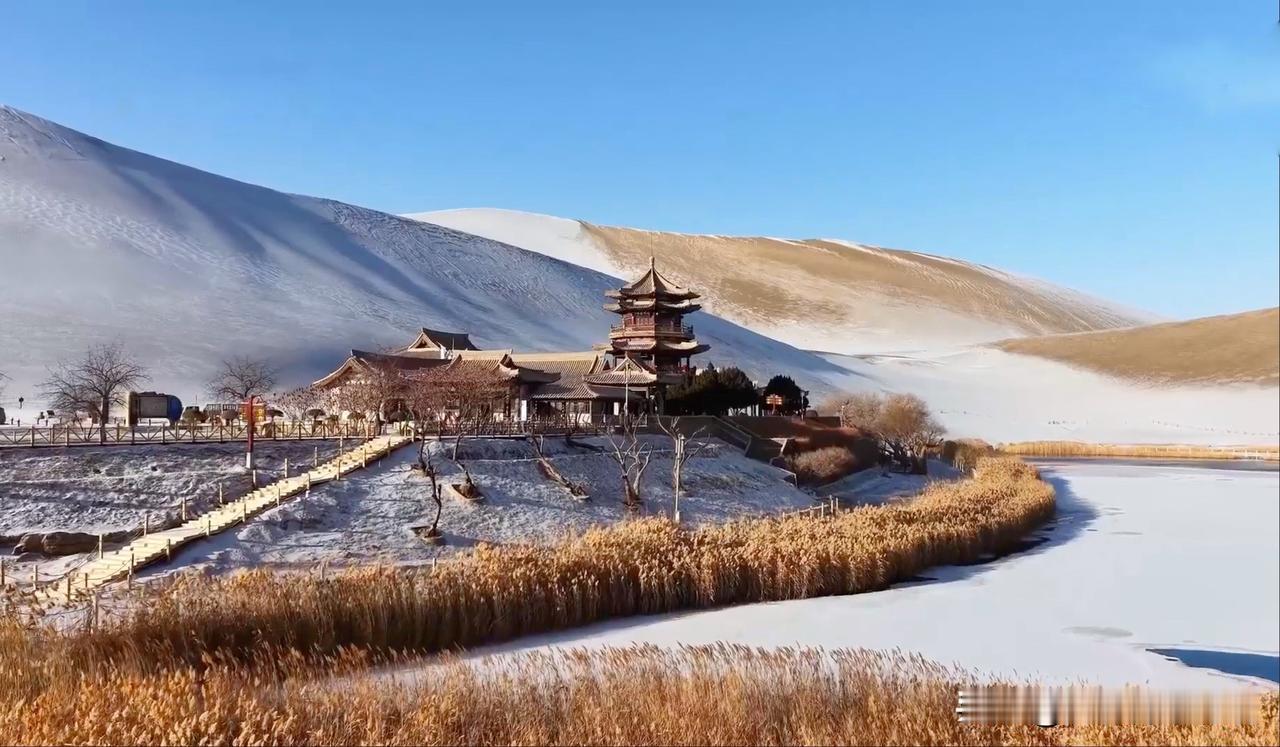 我从没见过如此苍茫美的鸣沙山和月牙泉，黄、蓝、白的色彩组合，有一种说不出的高级感