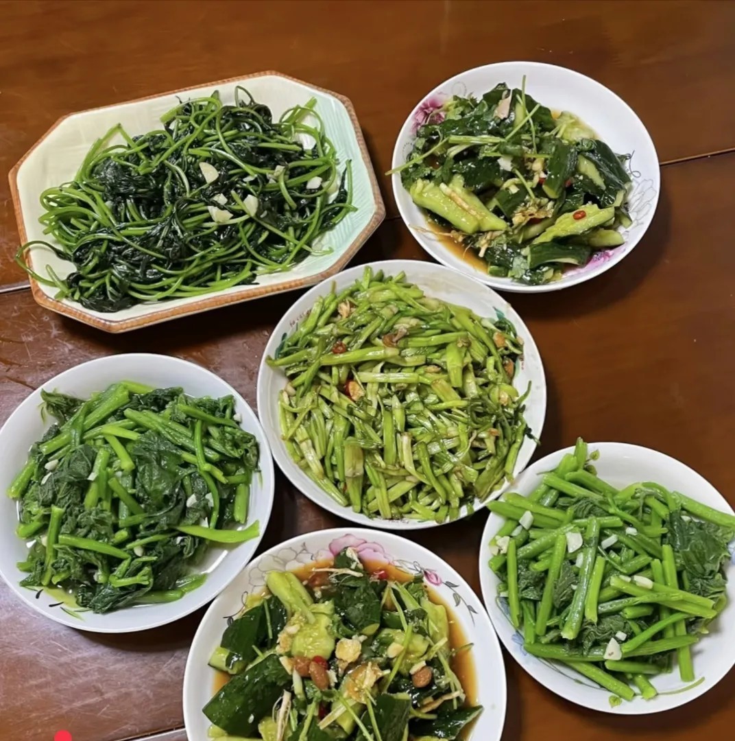 晚上下班回来，婆婆做好饭菜，叫我们吃饭，我往桌子上一看，这是青菜开会了，白天累了