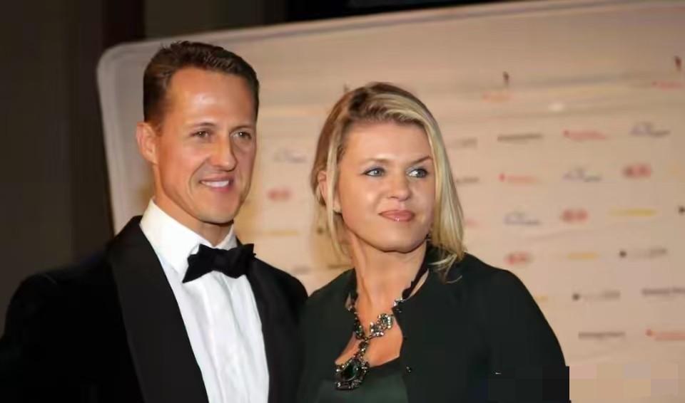 娶妻当如科琳娜！车王舒马赫受伤13年，终于盼来让人泪目的好消息！13年如一日