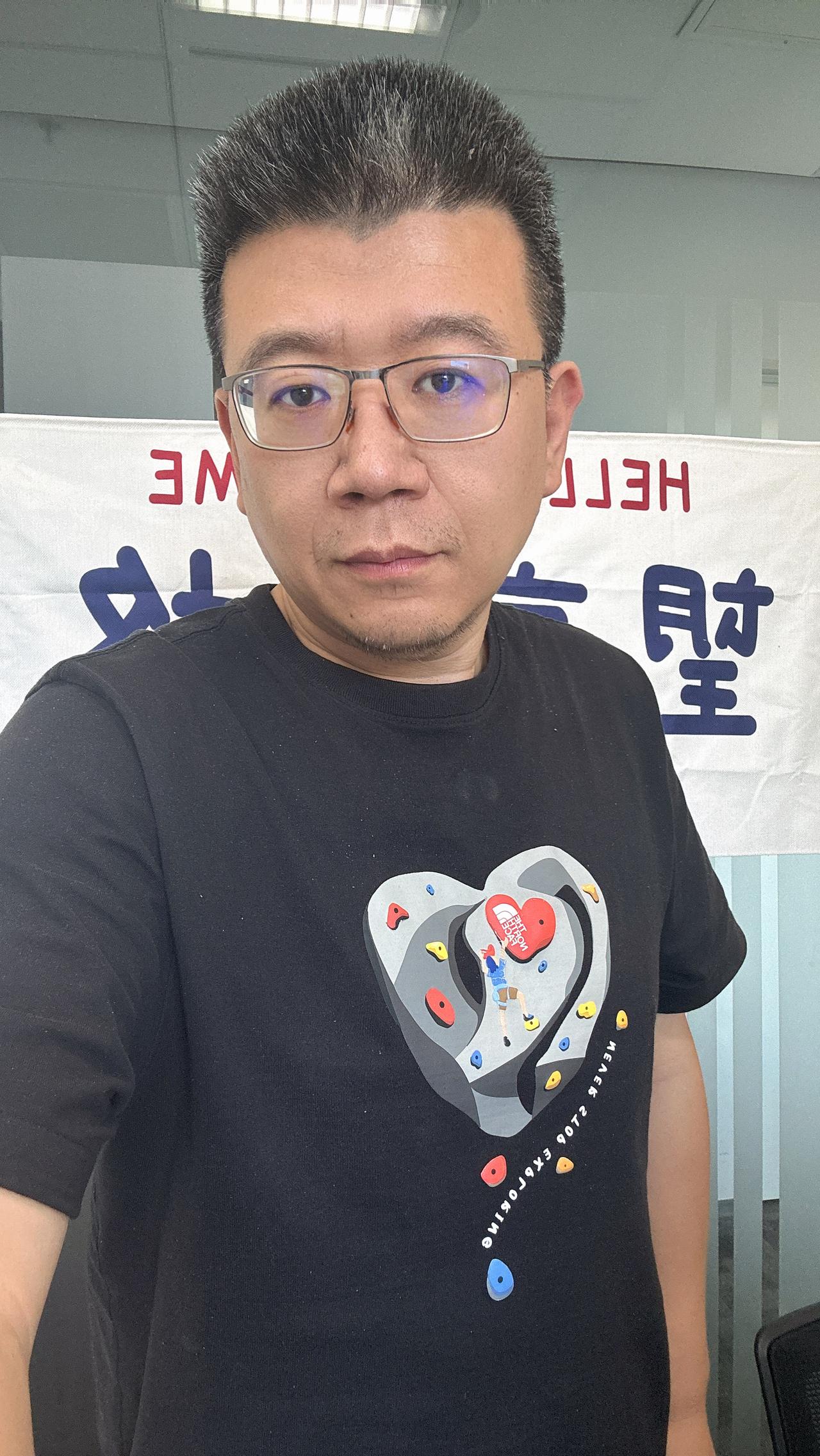 985大学同学聚会，四个老男人失业了三个~前几个月，跟大学同学一起吃了顿饭。