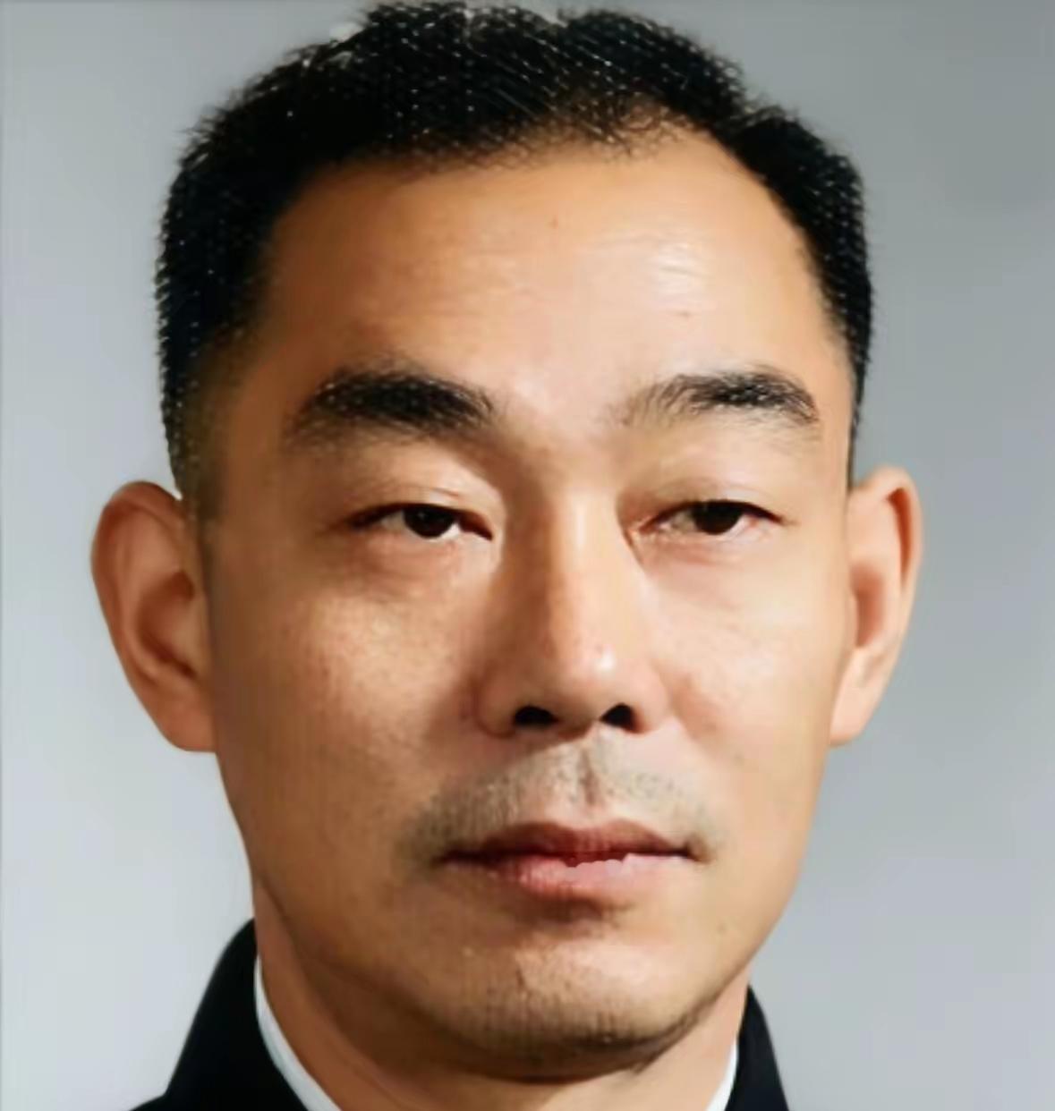 1949年，刚刚解放的上海，特务横行、黑帮盘踞，急需一位强有力的公安人才稳定治安