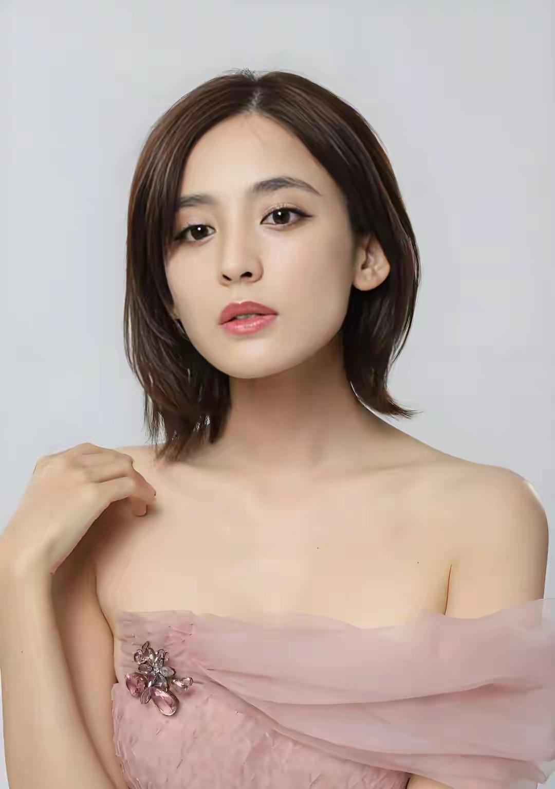 2022年，主持人问古力娜扎:“你能接受姐弟恋吗？”古力娜扎说:“前两年还不能接