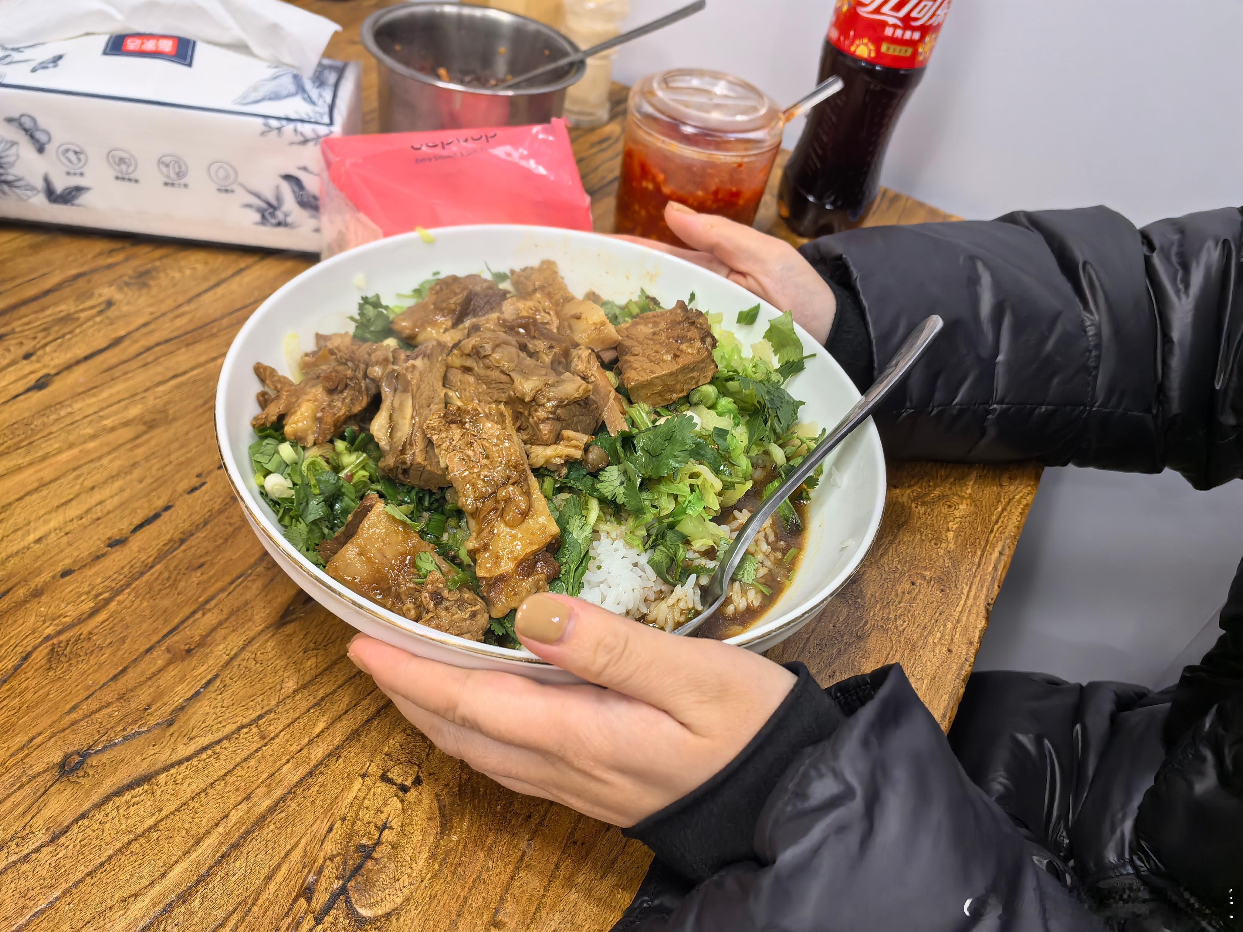 上我的美食红榜！牛肉烫饭，看着爆好吃啊，可惜我减肥就吃了两口牛肉[哭哭][哭哭]