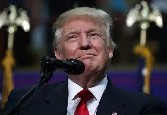 美国咬定一条逻辑：只要坚持不降息，中国必将因资本外流、债务承压而率先“爆雷”。中