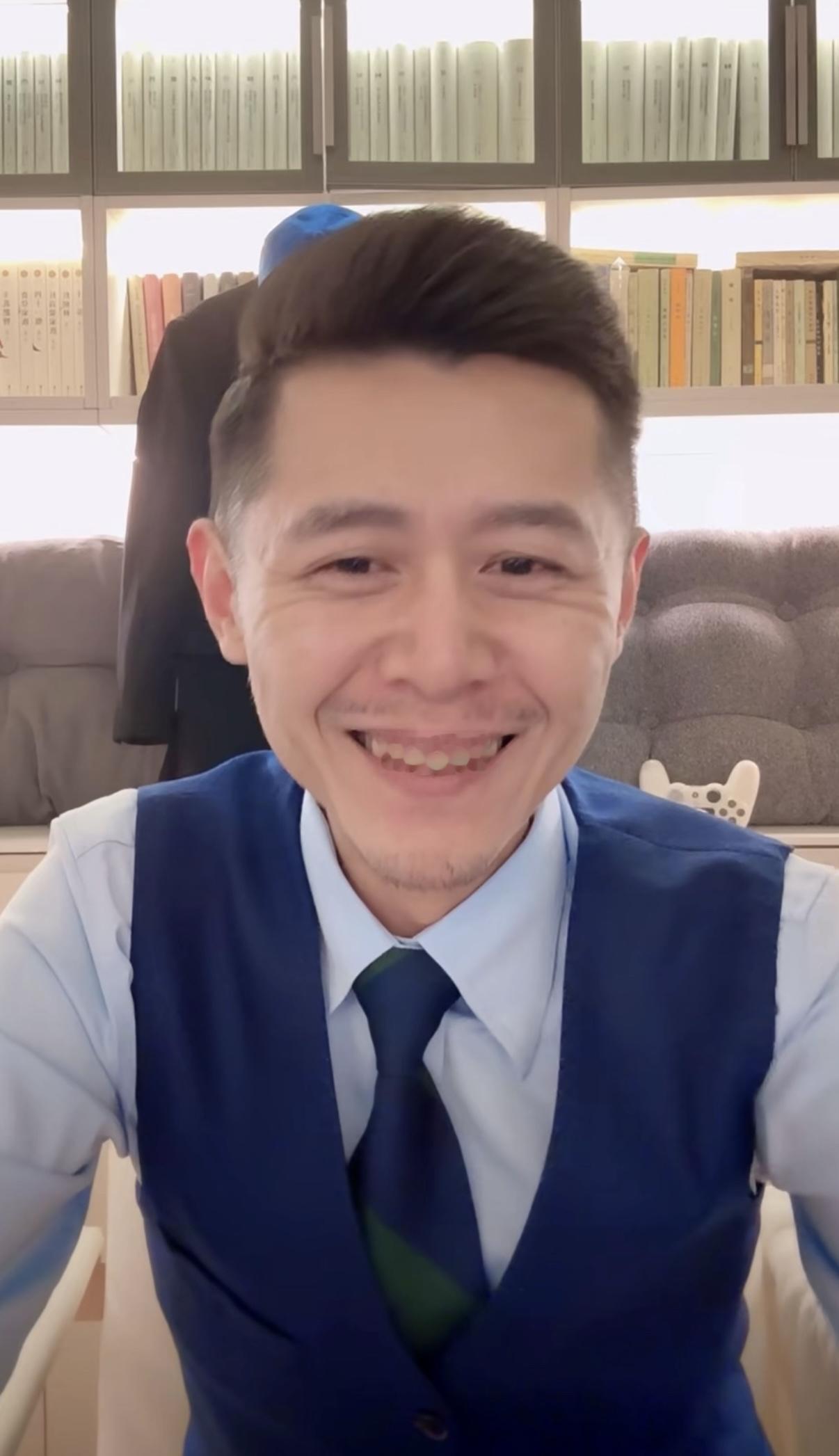 连麦女子：冰哥，我今年五十岁，我老伴退休好几年了，本来一家人安安稳稳，可自从她迷