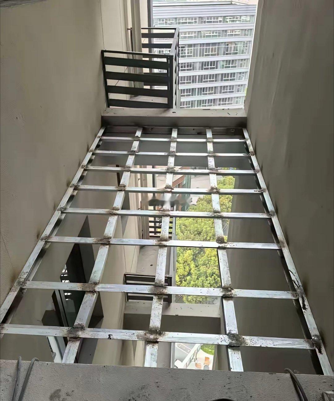 见过胆大的，没见过这么胆大的，这是把命不当回事啊！这一家应该不会坐在上面喝茶聊天