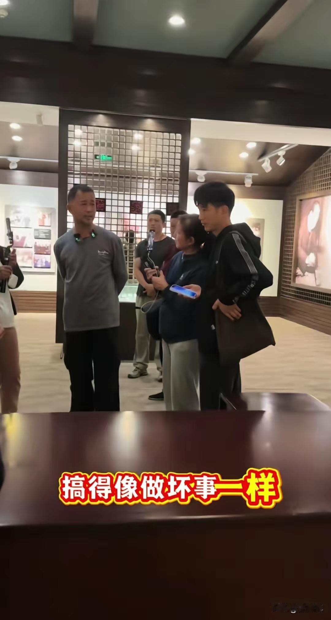 流浪大师沈巍去一家文化纪念馆直播再次被驱赶，甚至都惊动了jc叔叔！屡次被驱赶，对