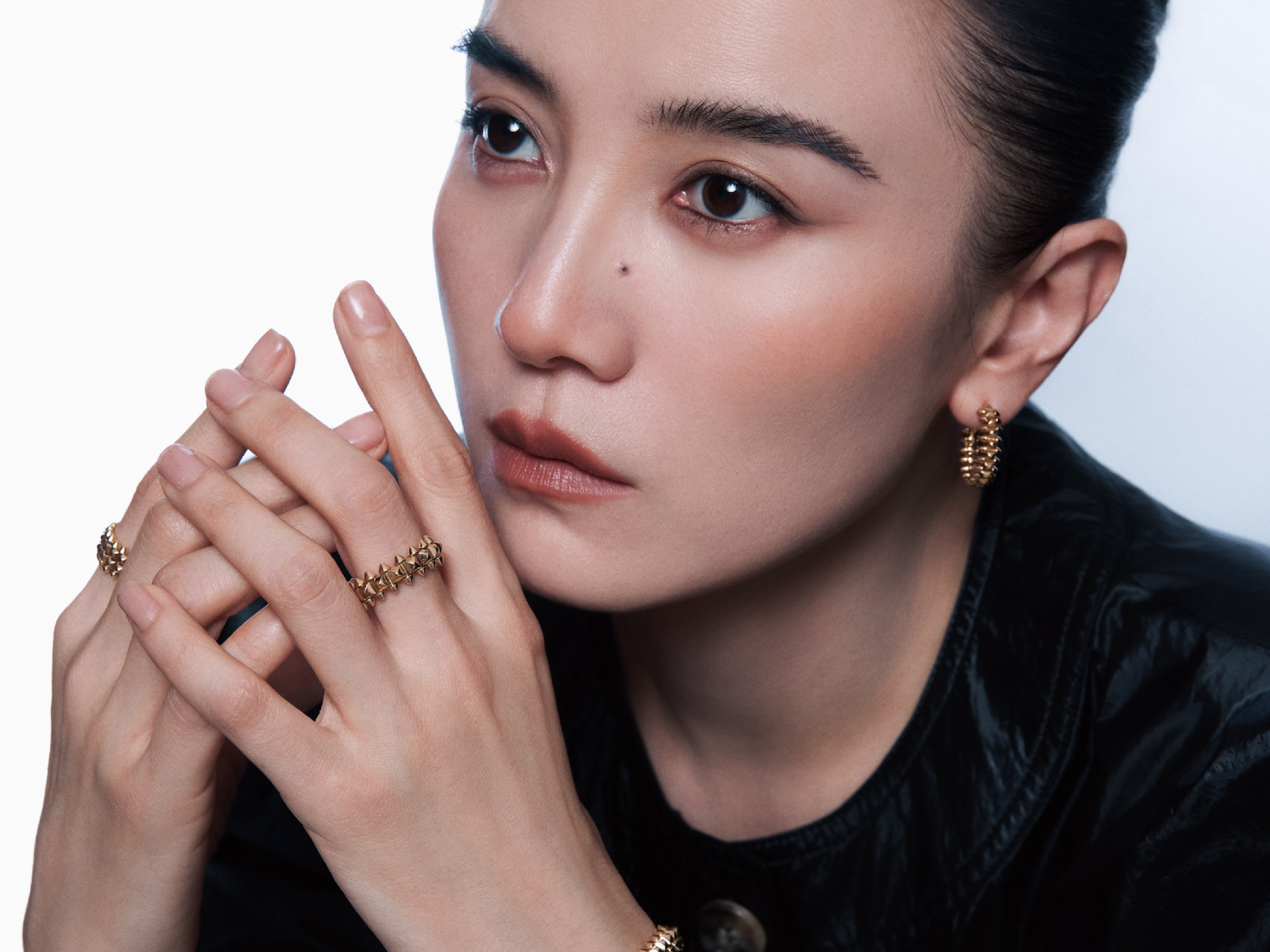 1.宋佳目前是内娱首位靠同一个角色拿大满贯视后的女明星，所以争议才大。2.于适这