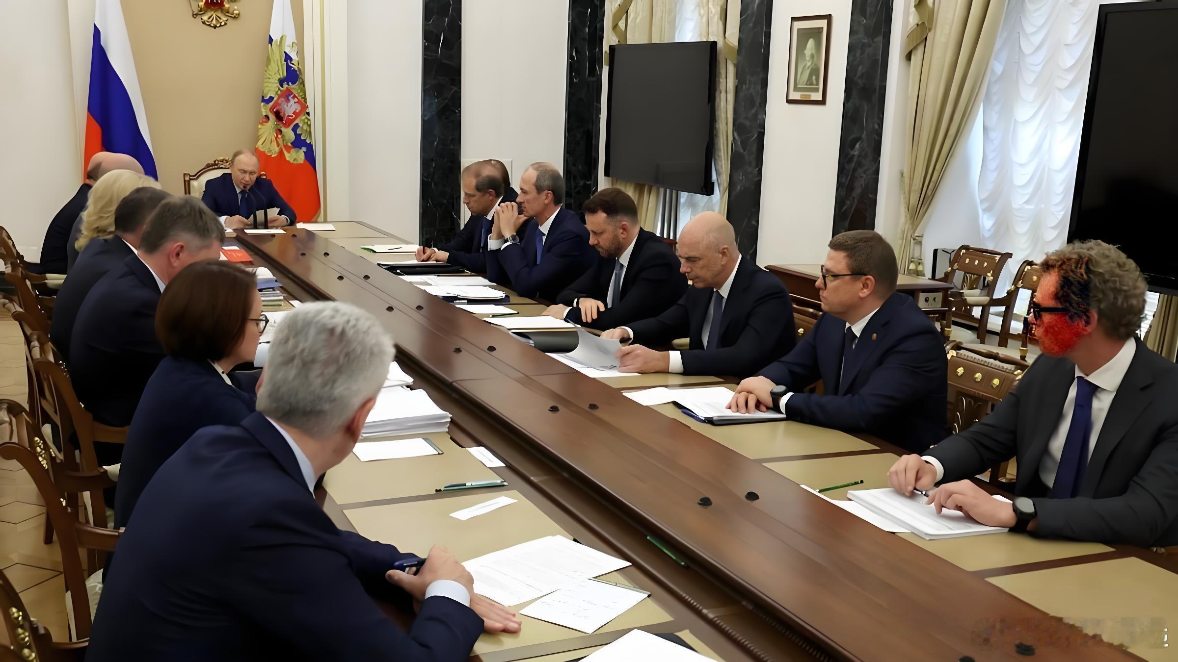 普京龙颜大怒，斥责官员疏于管理导致俄罗斯经济急剧放缓，普京一个月内两次召集经济官