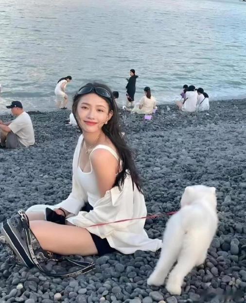 林允海边出游，全程无人认出
