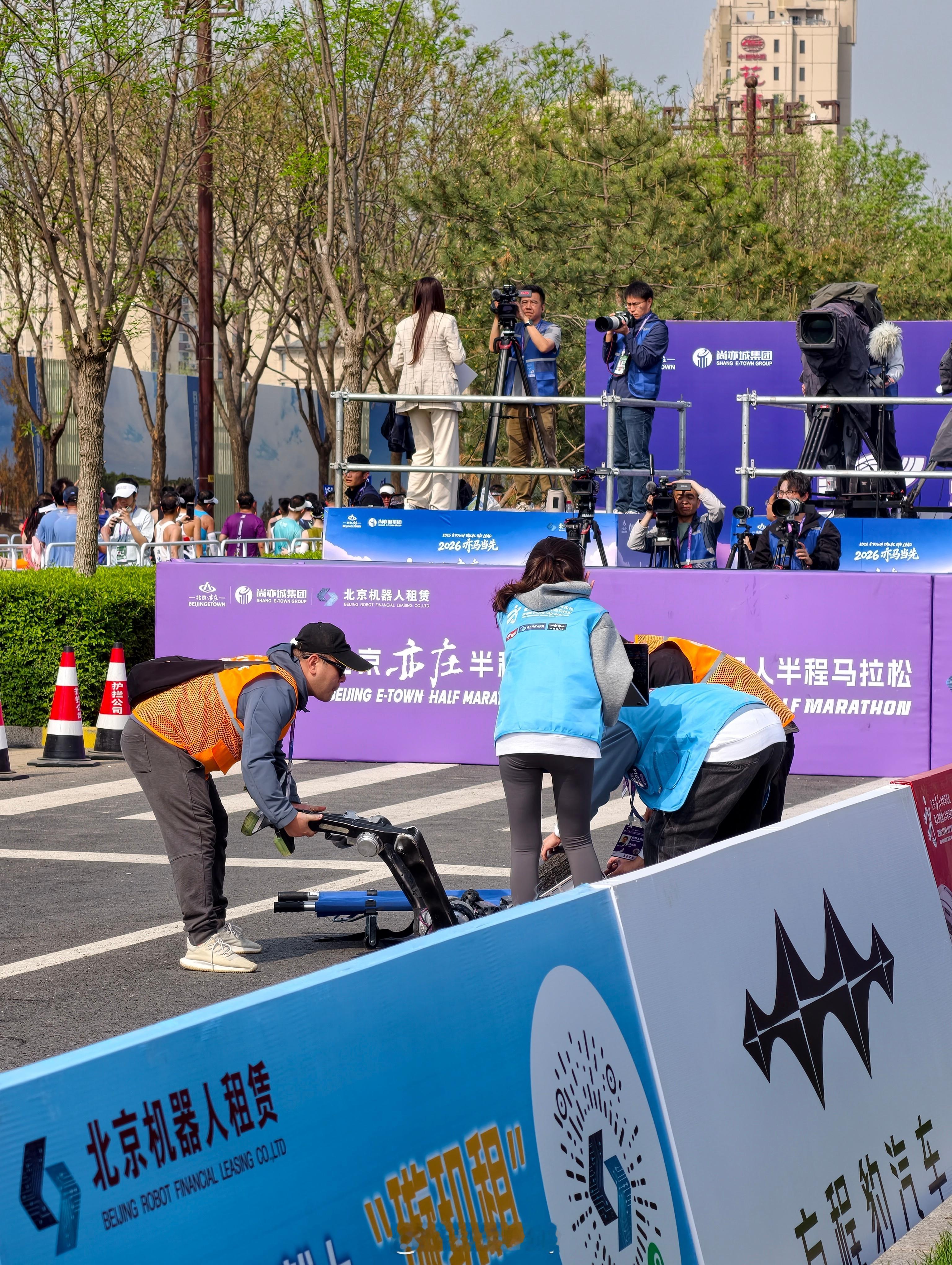 宇树H1机器人半马赛场终点累倒这个被我拍到了，真的是前一牛得很，后一秒直接累趴下