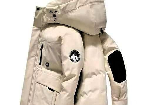 羽绒服市场的天，真的变了。曾经的王者波司登，居然被拉下马。新晋第一名，是很多