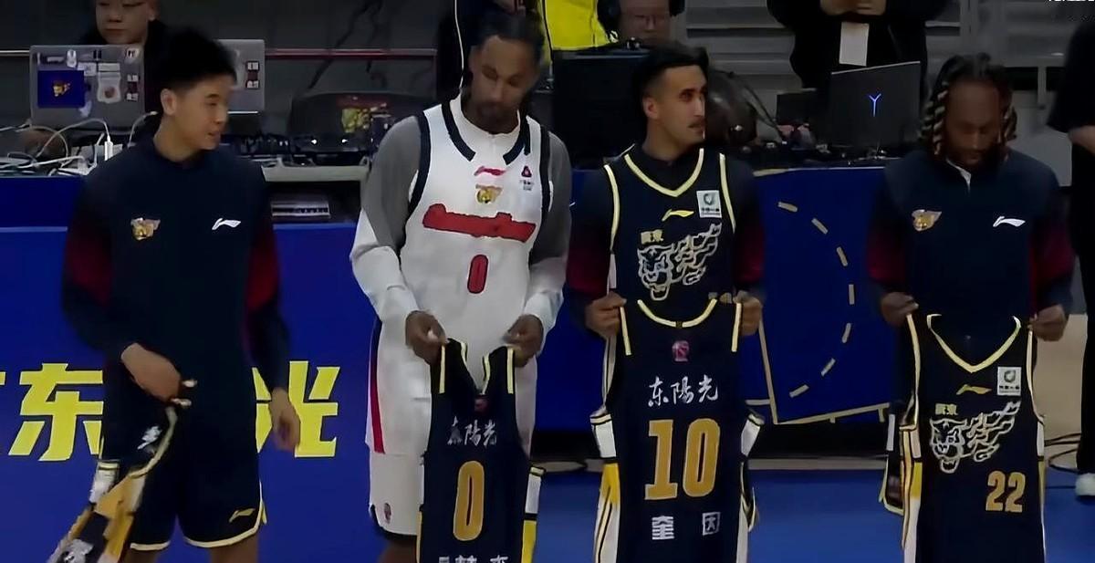 广东宏远男篮总经理朱芳雨亲自给崔永熙、萨林杰就在球迷嘉年华现场，朱总把新赛季的