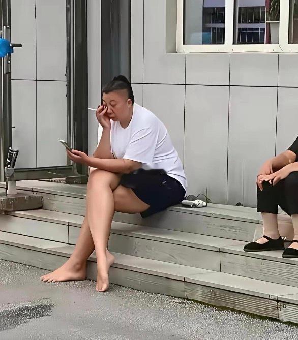 网红东北雨姐，原来真人长这样的
