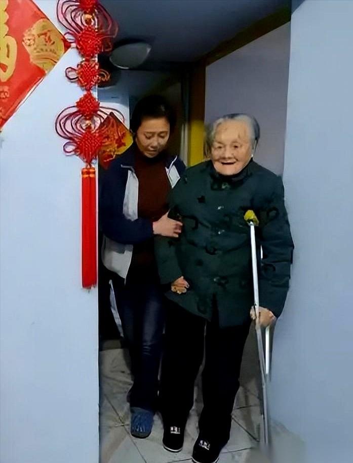 这个保姆，叫高玉清。1966年，一群人冲进雇主家，带走了夫妻俩。门“哐”地一声