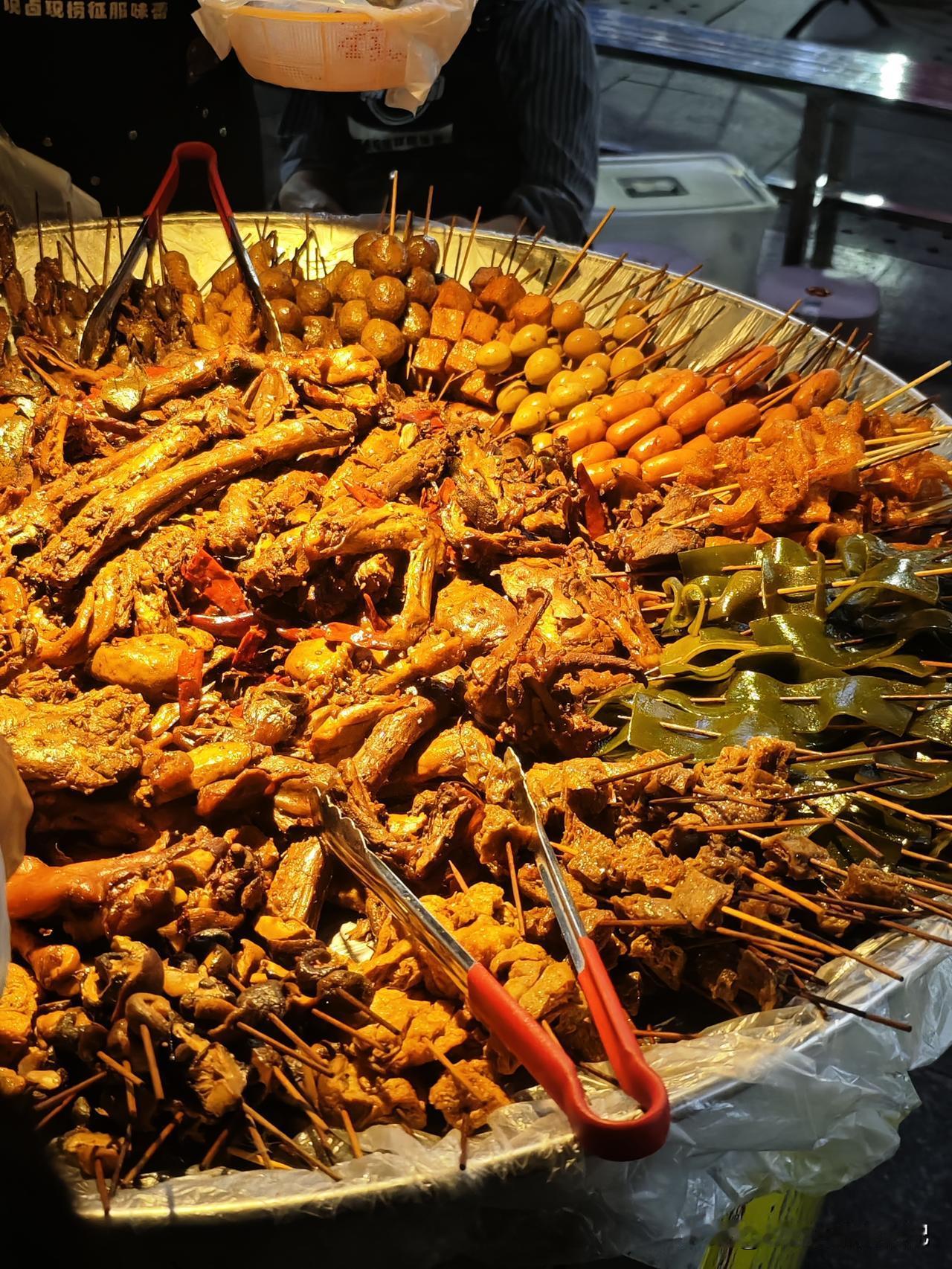 分享你相册里的一张美食照片走到夜市上，看到这一锅卤味就迈不开腿了，要不是囊中羞涩