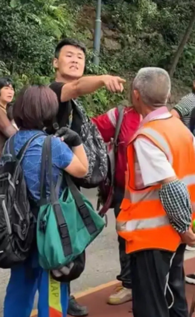 江苏游客大骂贵州老人我看了视频，起因是这位在黔灵山工作的老人，用弹弓驱赶猕猴，
