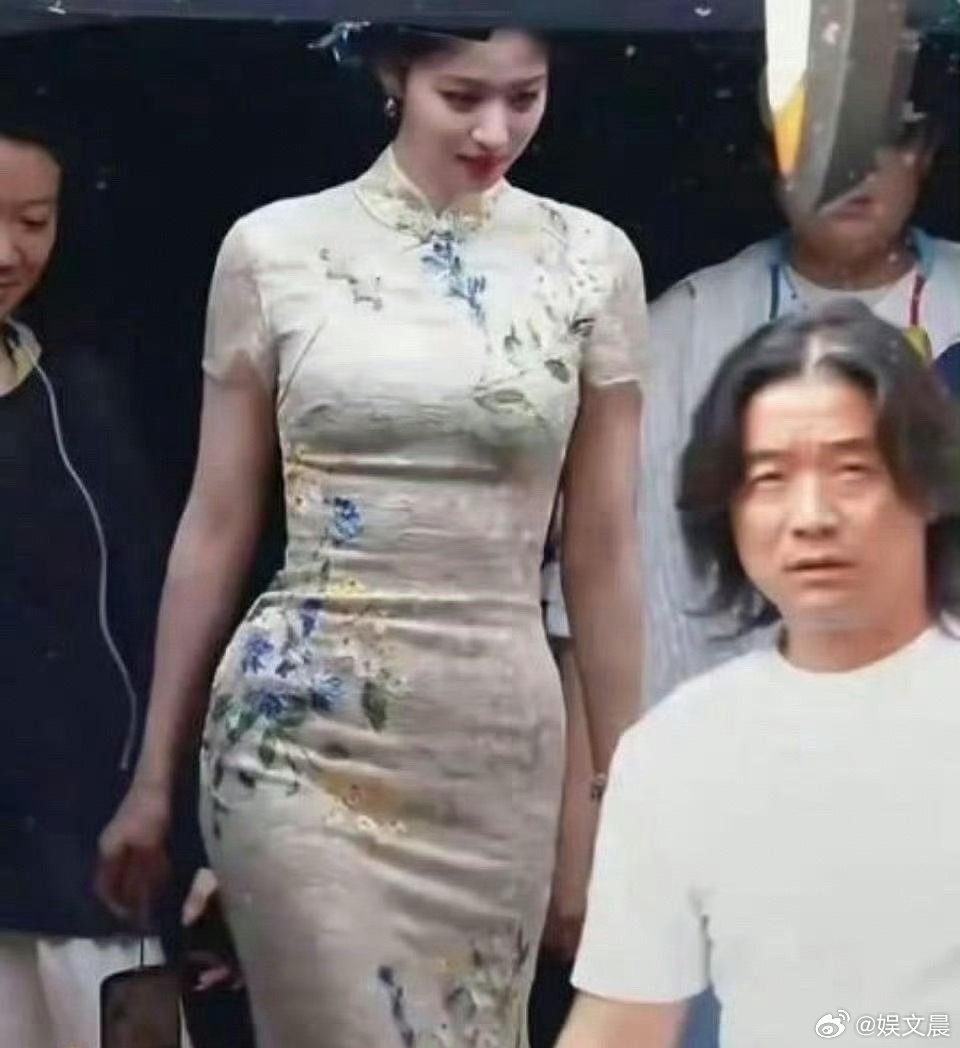 王楚然这胯也太真实了吧！线条比例真的绝，一眼就好有冲击力，氛围感直接拉满～