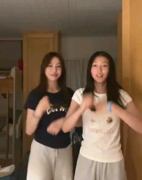 刷到小四月的近照真的惊到，完全应了那句女大十八变。小时候她的长相在一众星二代里