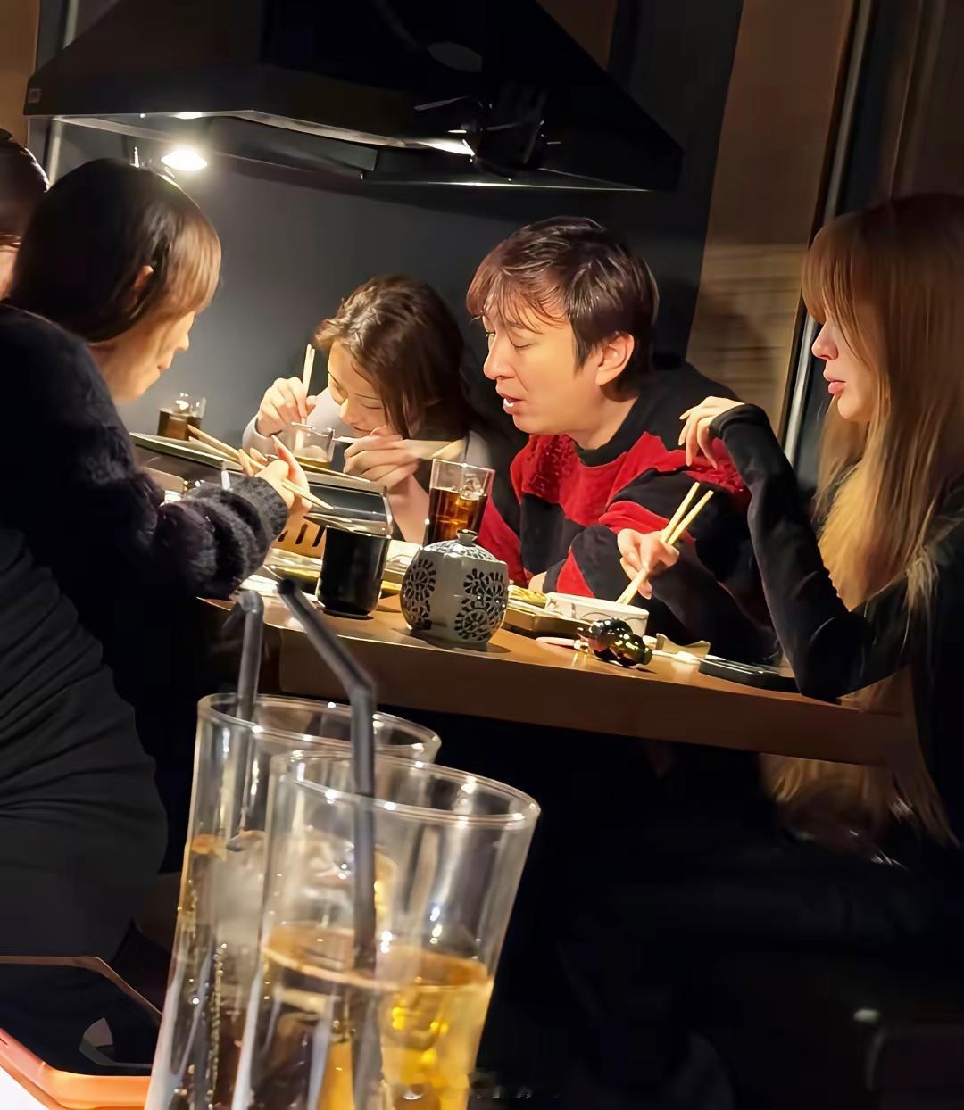 王思聪在日本酒居屋撸串，37岁的他看着比之前胖了不少，颜值就是普通人水平。但他身