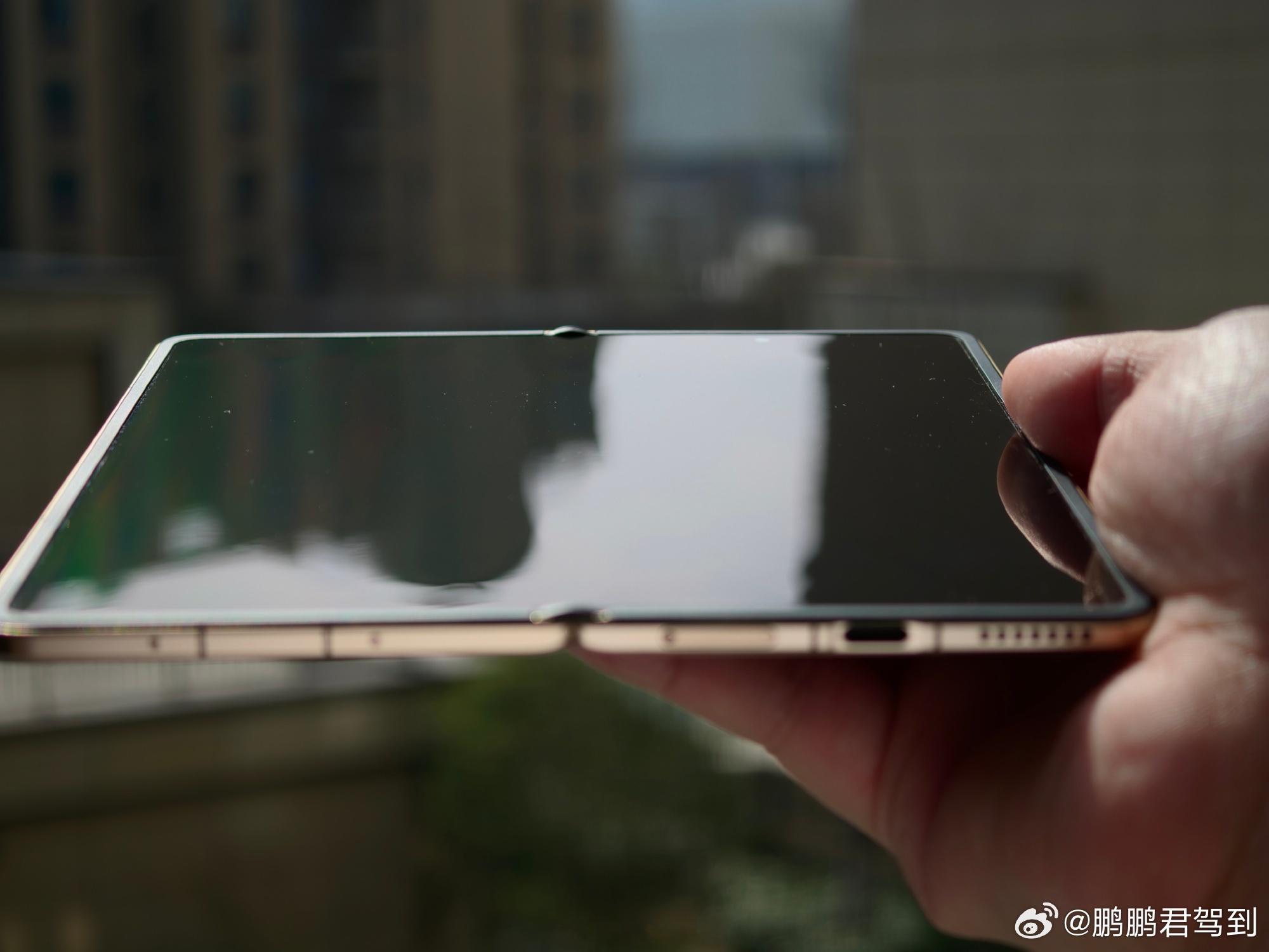 荣耀MagicV6的折痕控制相当惊艳啊！而且这两年不仅是折痕，荣耀在整机轻薄