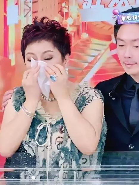这两天向太直播哭上热搜了。有人说她当年用烟头烫继女，她当场急得红了眼，