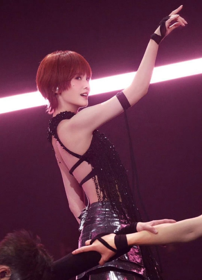 说实话，这么美的背去拔罐才可惜吧！拔罐师远离杨丞琳的美背。