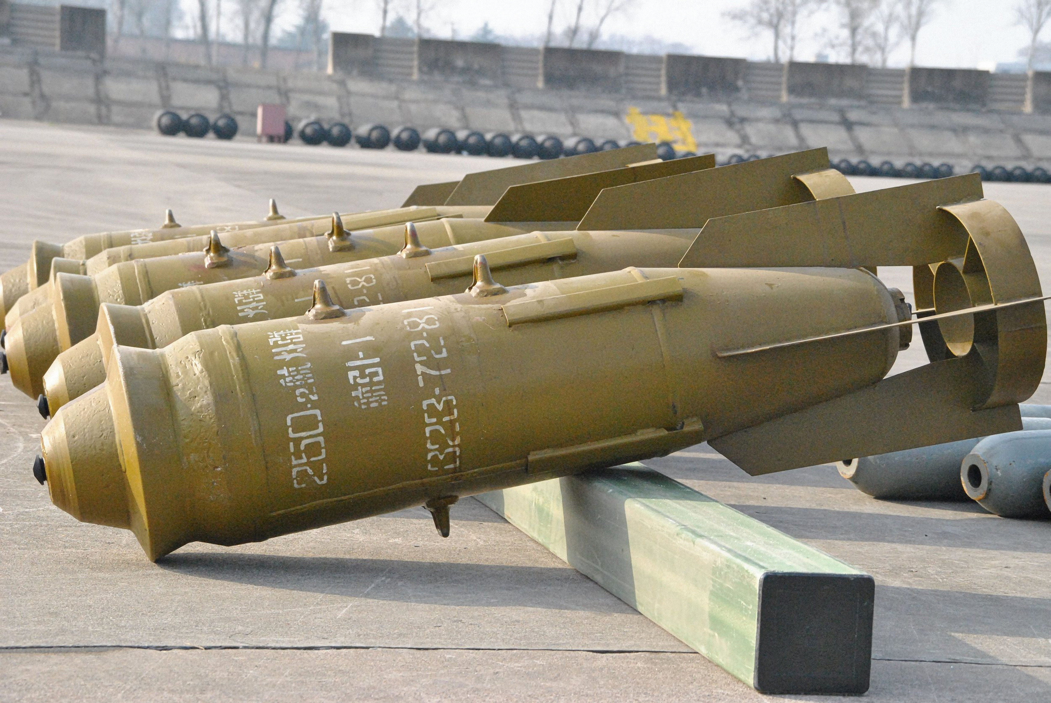 1080P动图轰6投掷24枚250千克炸弹弧光打击