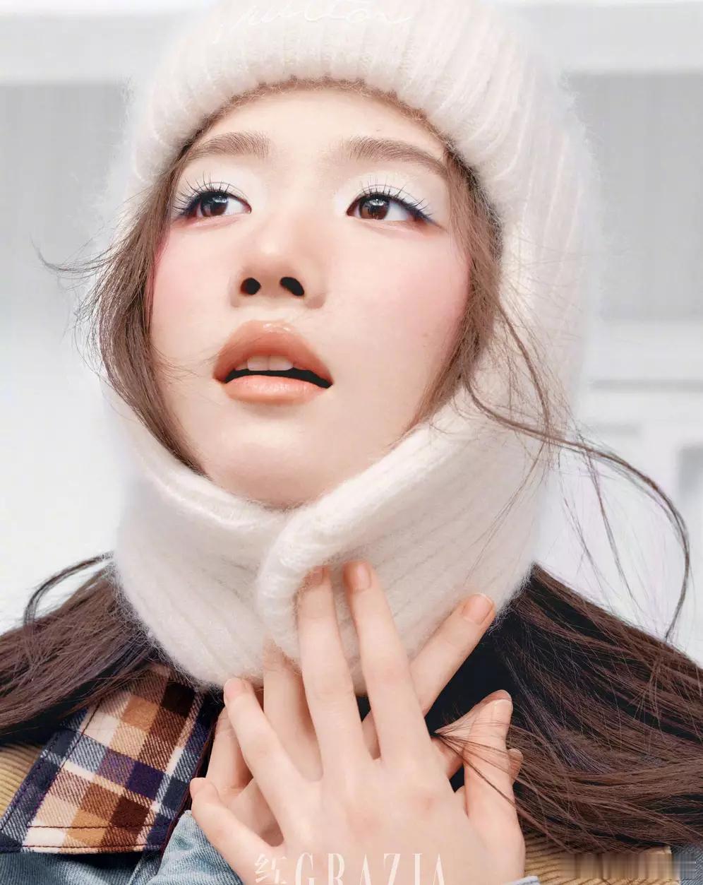 卢昱晓戴兔耳帽古灵精怪，抱着小狗温柔又俏皮