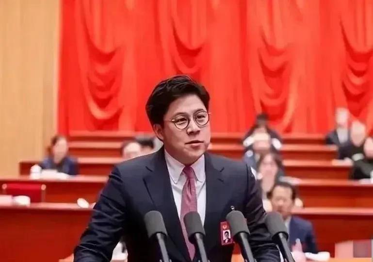 北京两会正热闹，各代表纷纷建言献策。香港代表霍启刚提的建议很有特色，他建议要治理