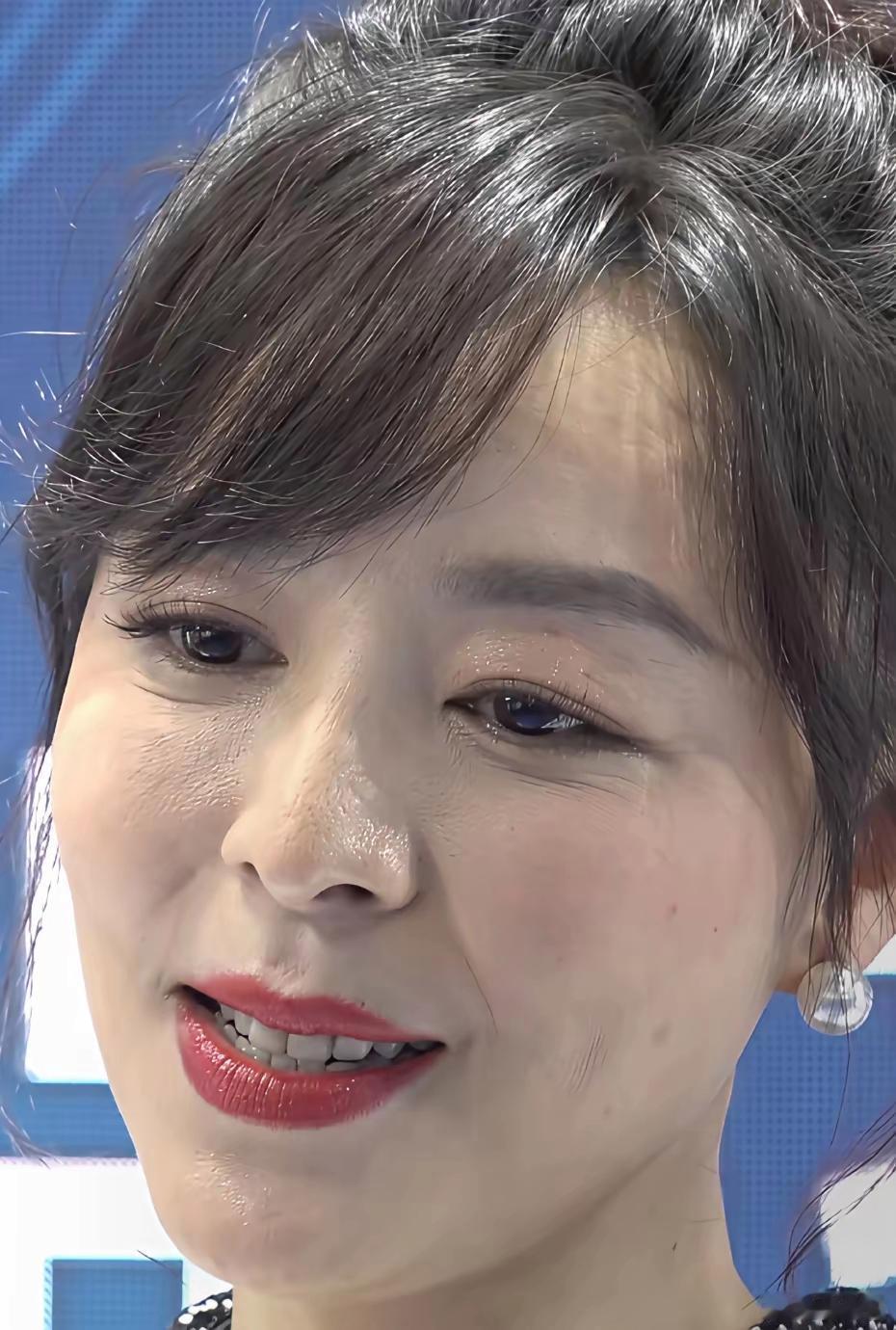 45岁张静初久违露面，高清镜头下好真实的皮肤，怼脸成这样，谁扛得住，状态已经很好