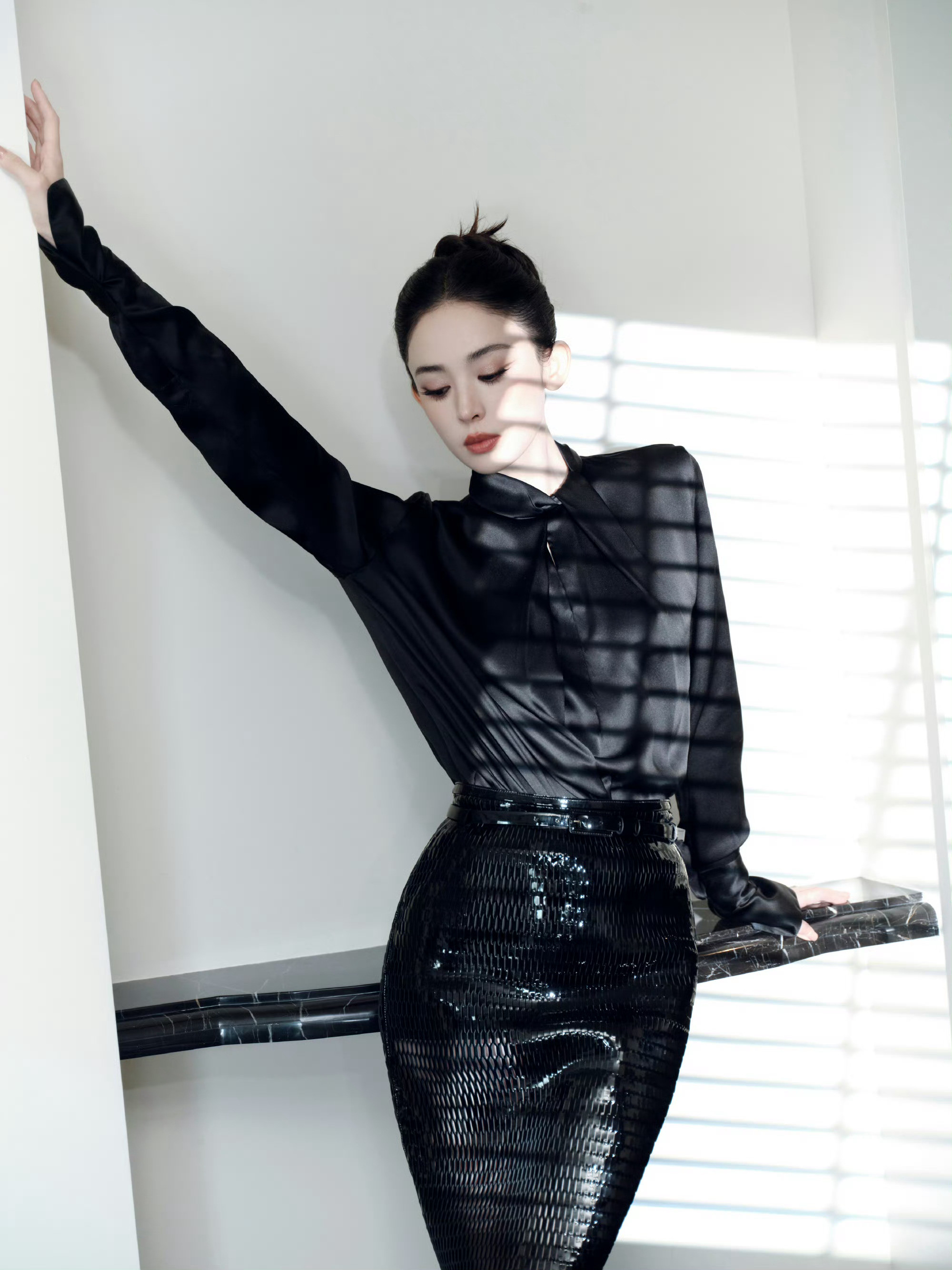 古力娜扎以TomFordBeauty中国区大使身份出席活动，AllBlac