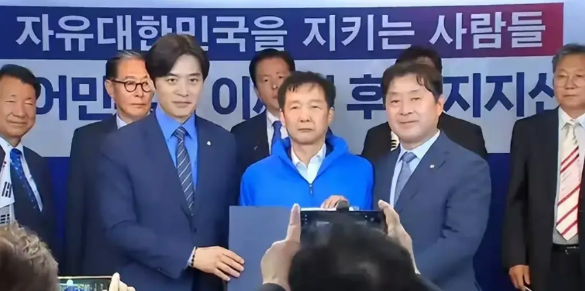 万万想不到，朴槿惠背叛初心转戈倒向李在明了？彻底绝望之下感到幻灭与愤怒了？有些朴