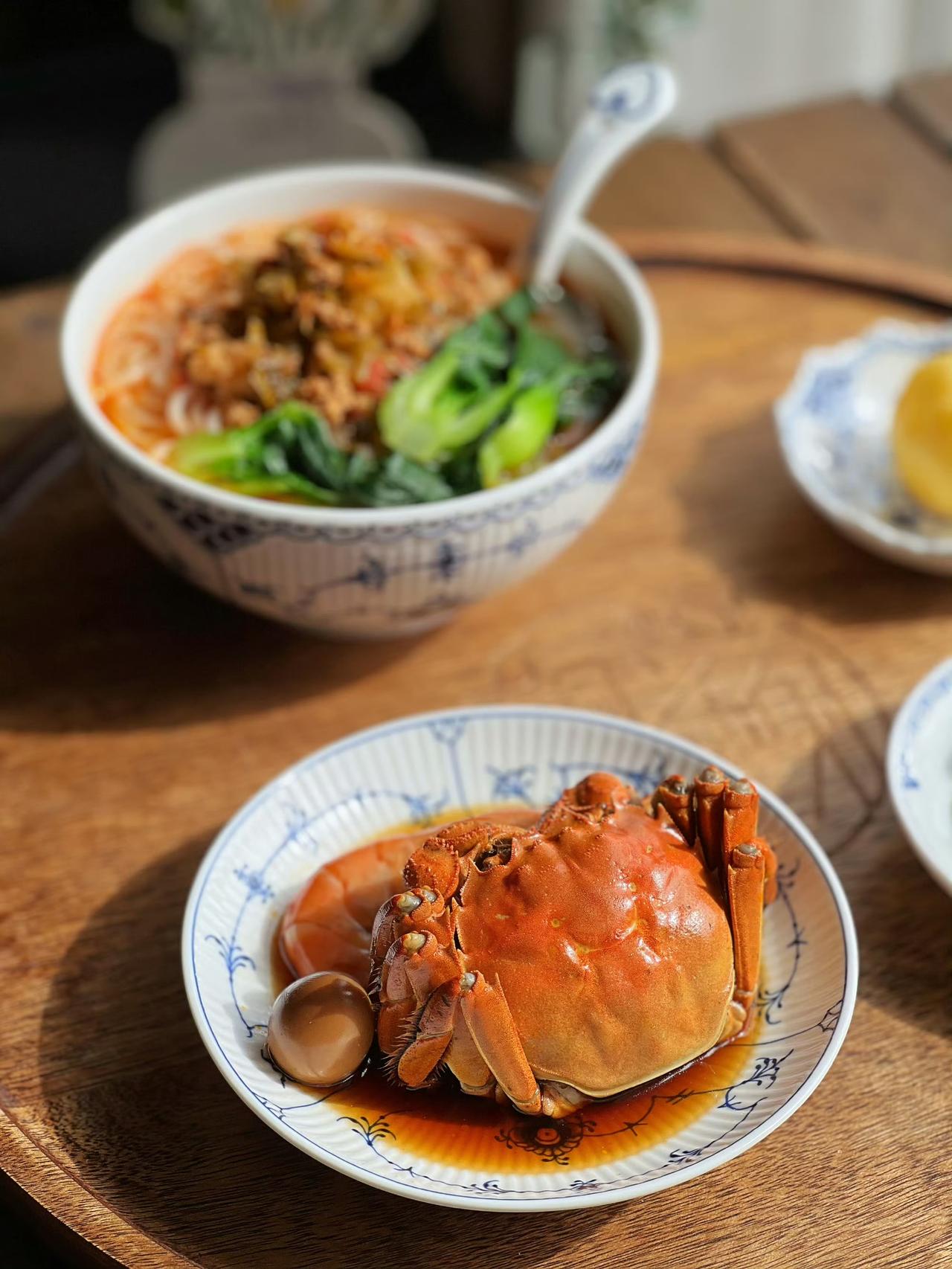 午餐🍱番茄雪菜肉末米线：锅里热油下姜片、蒜片、葱白煸香，倒入肉末翻炒至断