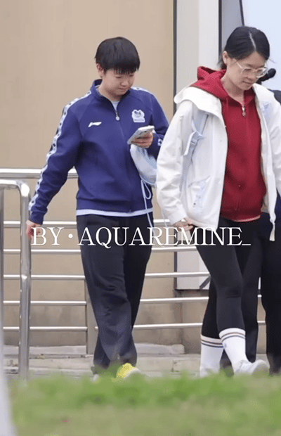 3.19日，莎莎和佳佳一起下训，莎莎边走边看手机，佳佳在旁边聊的很开心，一直在笑