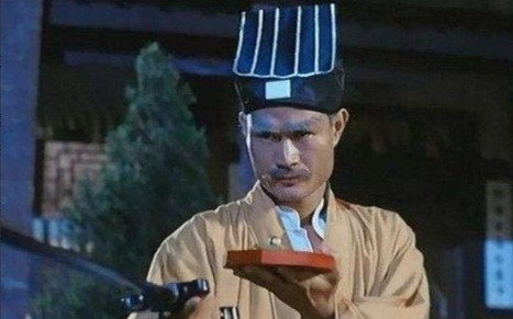 1985年，新人导演刘观伟开拍《僵尸先生》，谁知，把何冠昌投资的450万花完了，