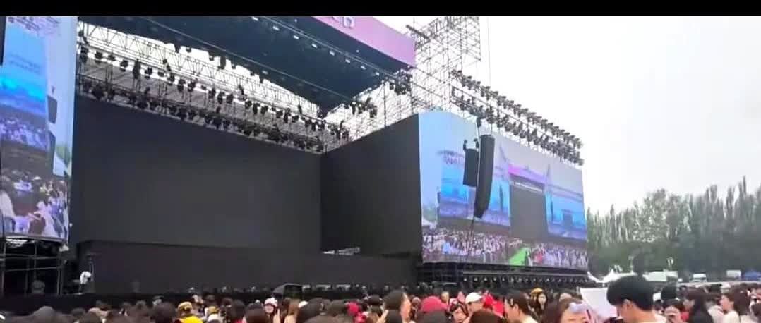 任嘉伦音乐节现场人山人海，任山任海的应援阵仗一年比一年热闹！不过最让我破
