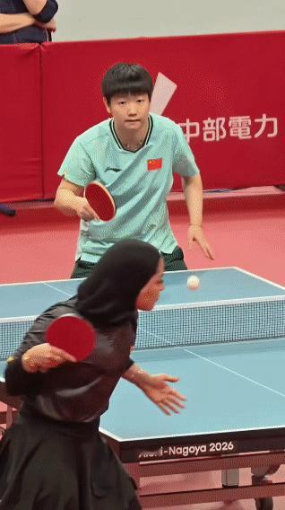 莎莎：coco你坐前面，好让我看到你。coco：好的，你看吧，我去看看别人比赛