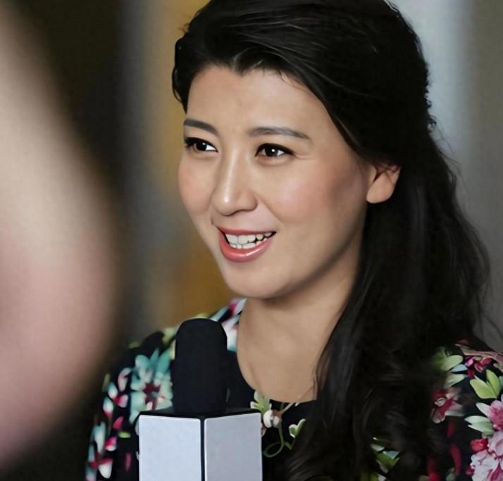 闫学晶最愁的不该是代言掉没掉，而应该是儿媳妇徐梦迪未来会怎么选。 就是儿媳离