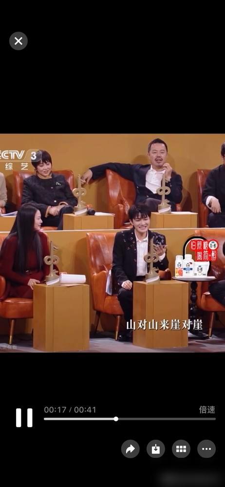 32岁的周深，和一群50、60后平起平坐。中国唱将的导师席上，12个人，他是唯一