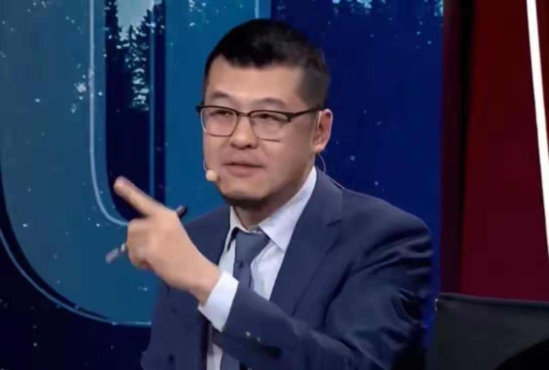 杨毅：王治郅不输诺维斯基！国内著名篮球评论员杨毅认为，王治郅个人能力不输诺维斯