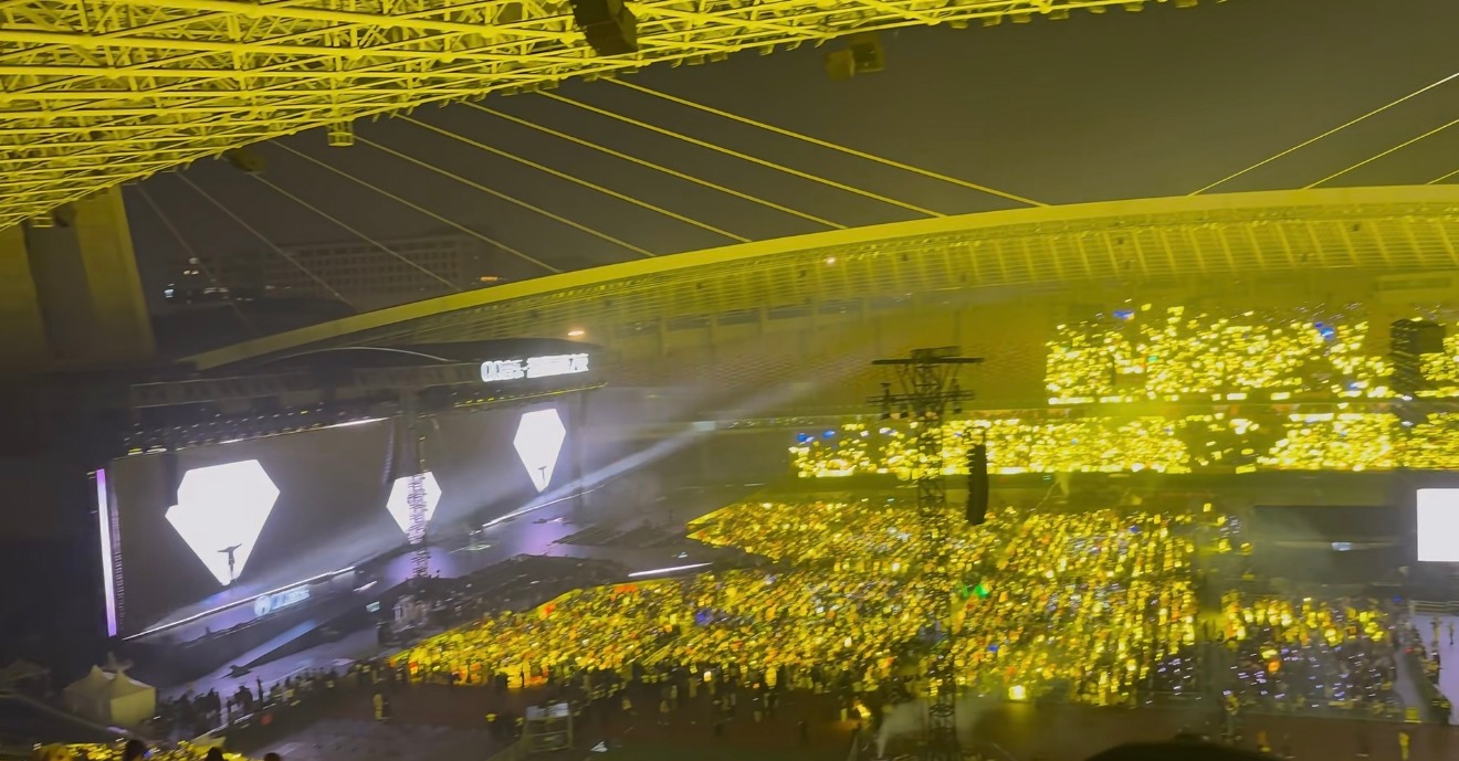 檀健次超级巅峰之夜人气能把一个颁奖典礼搞成自己的演唱会，不夸张地说全场至少九成都