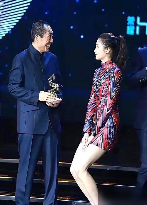 张艺谋话刚说一半，关晓彤噗通一声当众蹲下，老谋子当时就愣住了：姑娘你这是？你
