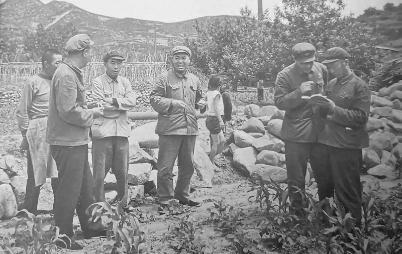 1966年春，碱厂堡村村民早起发现：“有个中年男人背着粪篓，在村里转来转去、四处