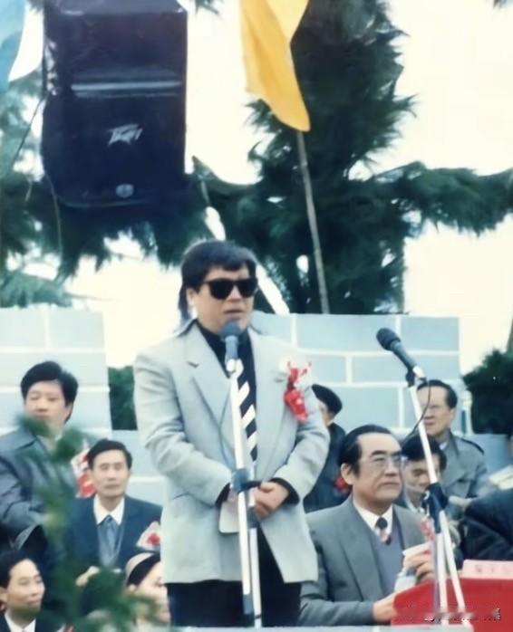 1994年，著名演员梁小龙在中国赣州宋城文化节中讲话的老照片。梁小龙在是红遍华人